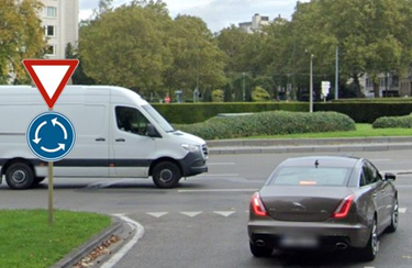 Sens giratoire obligatoire (rond-point).